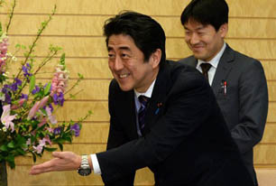 安倍，討來的達沃斯演講