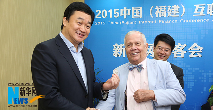 羅杰斯參加思客會，與新華網(wǎng)董事長、總裁田舒斌親切交談。