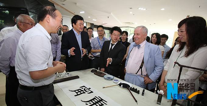 羅杰斯參觀新華網(wǎng)福建分公司。