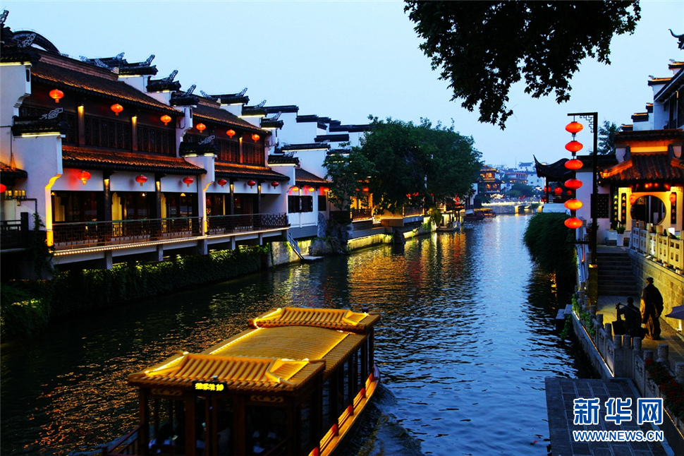 夜色秦淮河，璀璨醉人心