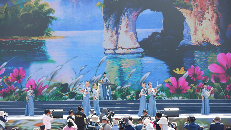 花語湖畔、香動(dòng)凌源 女子水晶樂坊亮相第五屆中國凌源百合節(jié)