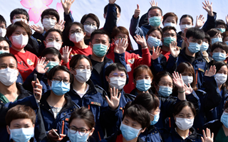 稟父老：樓蘭破，人平安，白衣戰(zhàn)士把家還！