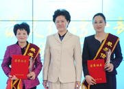 舒曉琴為獲獎?wù)邊蔷辗?、高平珍頒獎