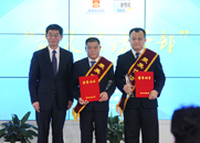 劉正榮為獲獎?wù)咭踪t孝、張海威頒獎