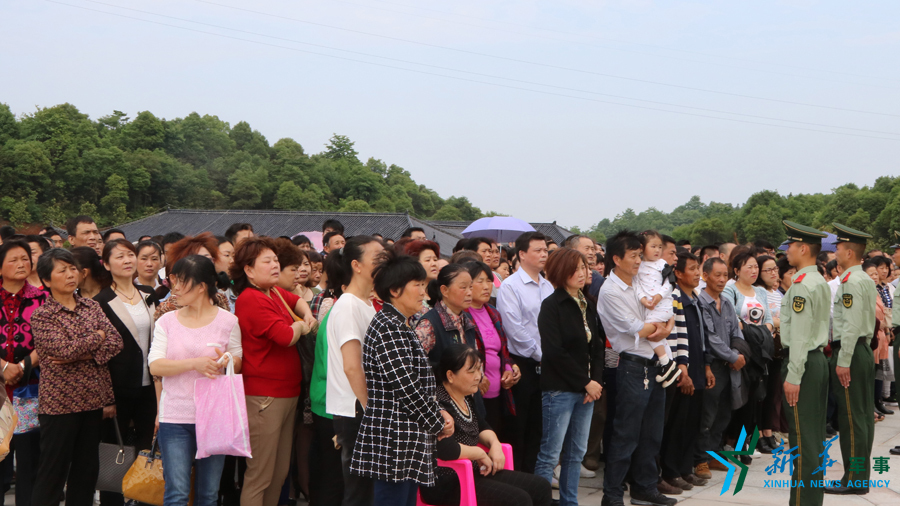 &uarr;張超烈士骨灰安葬儀式現(xiàn)場，岳陽的父老鄉(xiāng)親紛紛來給張超送別。