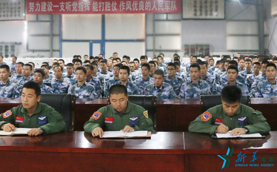 資料圖片：張超（右一）參加部隊(duì)思想政治教育。