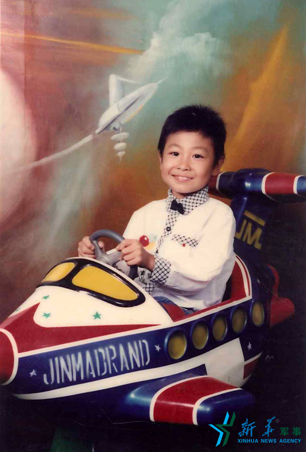 &uarr;資料圖片：長大后當(dāng)一名優(yōu)秀的飛行員是張超兒時種下的夢想。