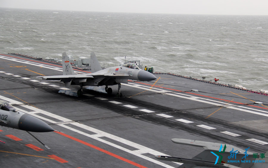 &uarr;資料圖片：艦載戰(zhàn)斗機下落著艦瞬間。