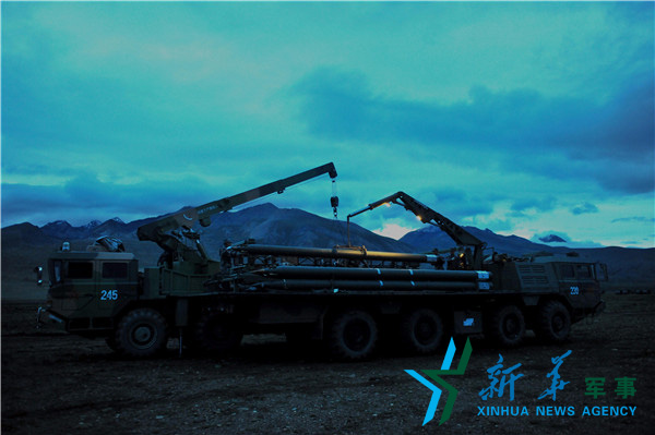 &uarr;昏暗條件下錘煉官兵火箭彈調(diào)裝技能 。（宋來(lái)蕤攝）