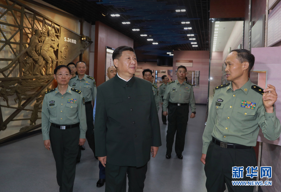 6月22日，正在山西省考察工作的中共中央總書記、國家主席、中央軍委主席習(xí)近平來到駐晉部隊(duì)某基地視察調(diào)研，代表黨中央和中央軍委，向基地組建50周年致以熱烈的祝賀，向老一輩創(chuàng)業(yè)者、廣大基地官兵致以崇高的敬意和誠摯的問候。這是習(xí)近平視察基地軍史館。新華社記者 李剛 攝