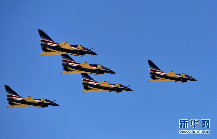 （圖文互動）（1）改革開放讓中國的空天更安全&mdash;&mdash;全民國家安全教育日空軍向民眾展現(xiàn)殲－10特技飛行目擊記