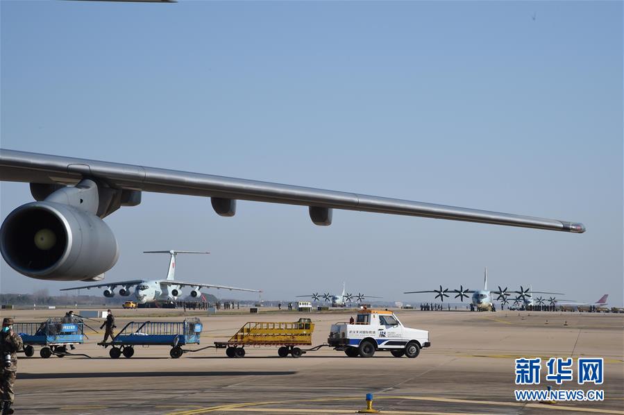 （聚焦疫情防控&middot;圖文互動(dòng)）（4）空軍第四次向武漢大規(guī)?？者\(yùn)醫(yī)療隊(duì)員和物資