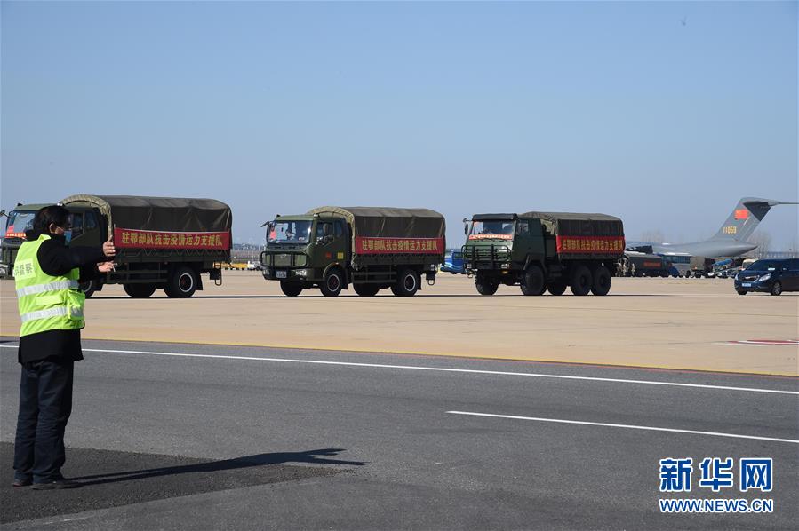 （聚焦疫情防控&middot;圖文互動(dòng)）（16）空軍第四次向武漢大規(guī)?？者\(yùn)醫(yī)療隊(duì)員和物資