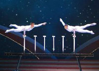 演員汪靜、高鴻陽(yáng)在晚會(huì)上表演雜技《頂&mdash;&mdash;太極》