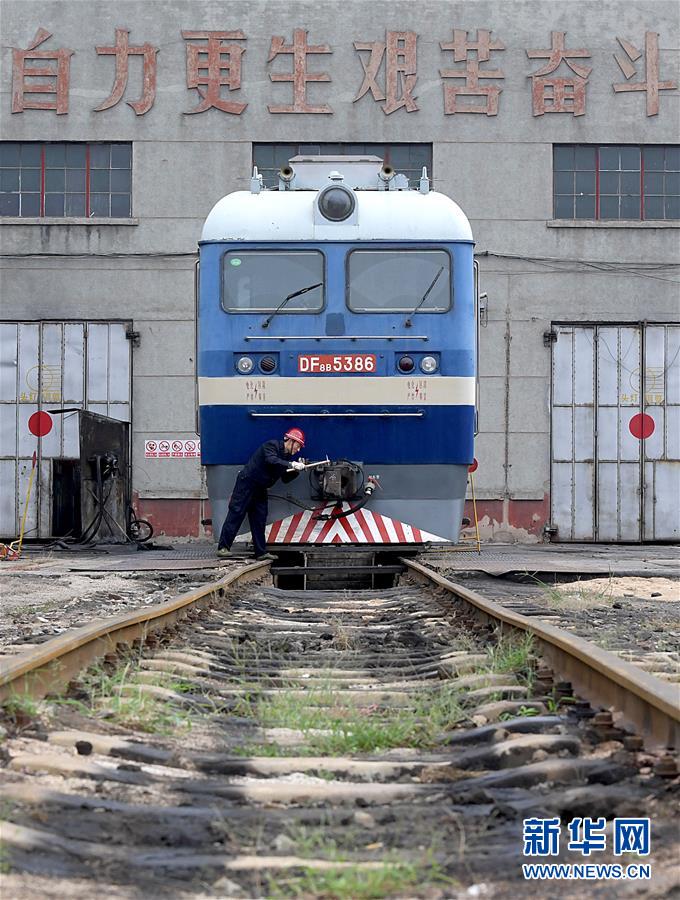 （圖片故事）（4）&ldquo;機(jī)車(chē)醫(yī)生&rdquo;李向前：&ldquo;望聞問(wèn)切&rdquo;保安全