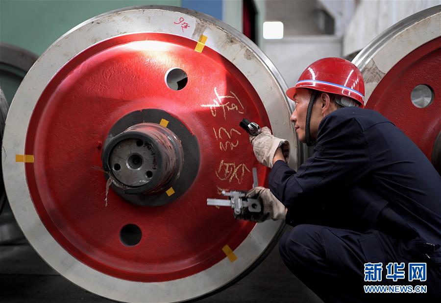 （圖片故事）（5）&ldquo;機(jī)車醫(yī)生&rdquo;李向前：&ldquo;望聞問(wèn)切&rdquo;保安全