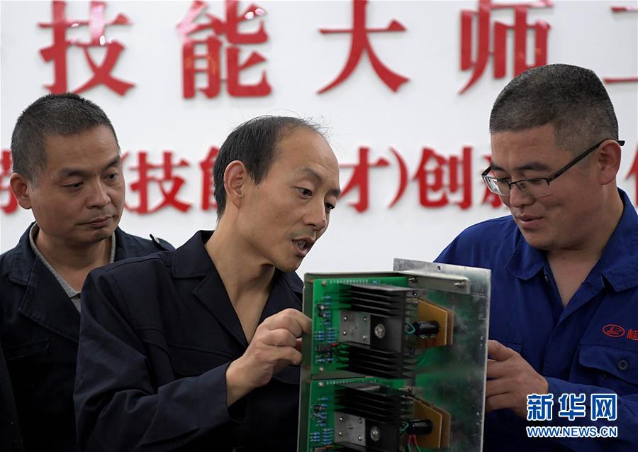 （圖片故事）（7）&ldquo;機(jī)車(chē)醫(yī)生&rdquo;李向前：&ldquo;望聞問(wèn)切&rdquo;保安全