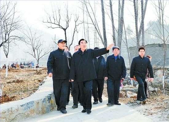 11月27日，省委書記、省人大常委會主任張慶黎到加強基層建設(shè)年活動聯(lián)系點淶水縣悟空寺村看望慰問村民，向當(dāng)?shù)馗刹咳罕娦v黨的十八大精神。這是張慶黎在悟空寺村詳細了解村容村貌的建設(shè)情況。郭昭 攝