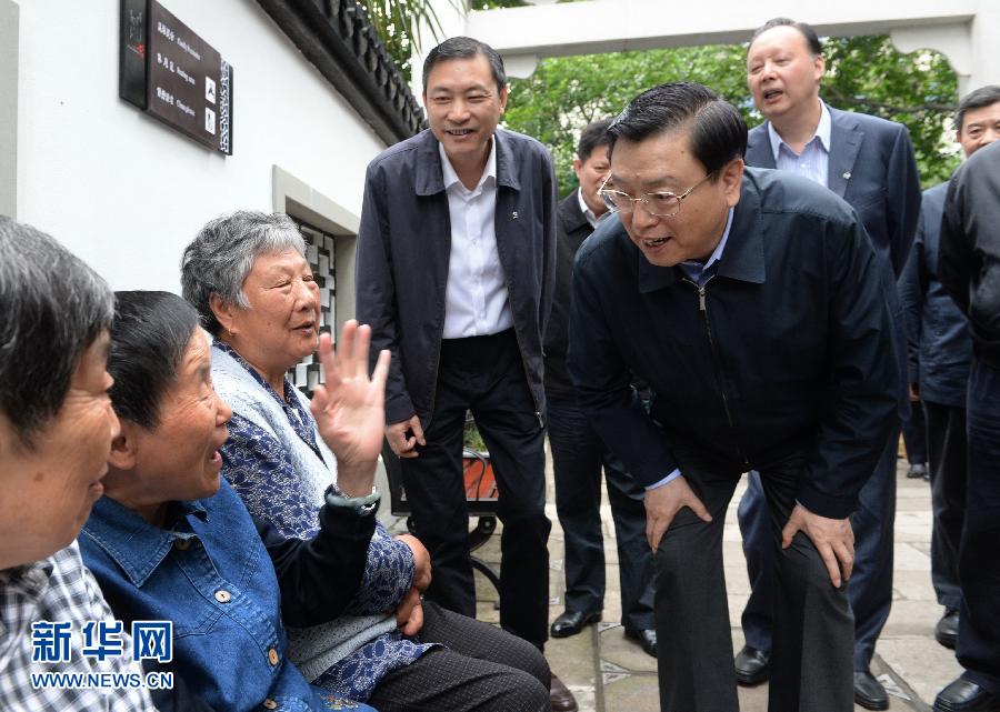 這是5月10日，張德江來到杭州市小營街道調研，并與市民親切交談。新華社記者 馬占成 攝 