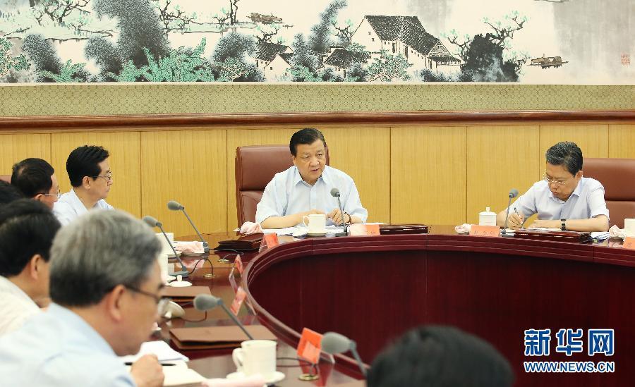 6月24日，中共中央政治局常委、中央黨的群眾路線教育實踐活動領(lǐng)導(dǎo)小組組長劉云山在北京主持召開中央黨的群眾路線教育實踐活動領(lǐng)導(dǎo)小組會議。新華社記者 姚大偉 攝 