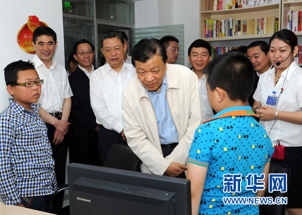 7月17日至19日，中共中央政治局常委、中央書記處書記劉云山在青海調(diào)研。這是7月18日，劉云山在西寧市南山西社區(qū)調(diào)研。 新華社記者饒愛民 攝