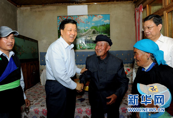 7月17日至19日，中共中央政治局常委、中央書記處書記劉云山在青海調(diào)研。這是7月17日，劉云山在海東市互助土族自治縣東山鄉(xiāng)白牙合村看望老黨員。新華社記者 饒愛民 攝