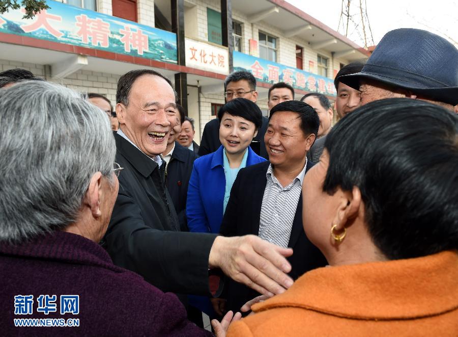 3月27日至28日，中共中央政治局常委、中央紀委書記王岐山到河南省調(diào)研，并主持召開座談會。這是3月27日王岐山在河南林州姚村鎮(zhèn)馮家口村同村民親切交談。 新華社記者 饒愛民 攝