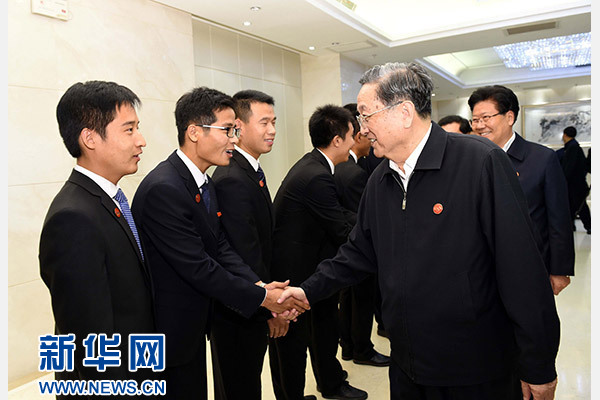 這是俞正聲會(huì)見在喀什地區(qū)鄉(xiāng)鎮(zhèn)工作的內(nèi)地高校畢業(yè)生代表。新華社記者 饒愛民 攝