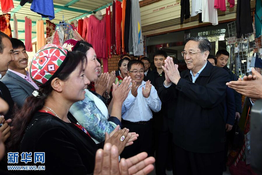 9月27日，中共中央政治局常委、全國政協(xié)主席、中央代表團團長俞正聲率中央代表團部分成員赴喀什地區(qū)莎車縣看望各族干部群眾。這是俞正聲在莎車縣艾力西湖鎮(zhèn)21村看望慰問維吾爾族群眾。新華社記者 饒愛民 攝