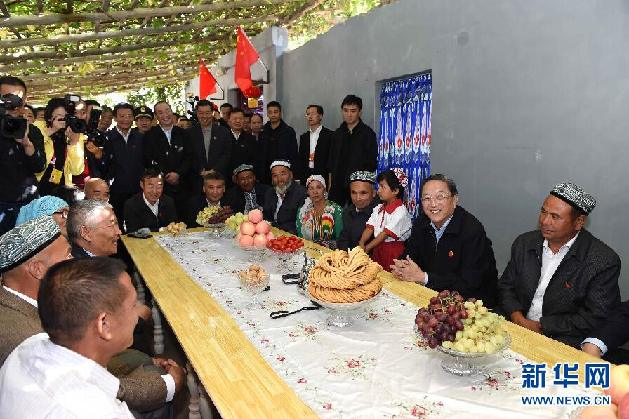 9月27日，中共中央政治局常委、全國政協(xié)主席、中央代表團團長俞正聲率中央代表團部分成員赴喀什地區(qū)莎車縣看望各族干部群眾。這是俞正聲到新疆生產(chǎn)建設(shè)兵團第三師莎車農(nóng)場維吾爾族團場職工家中看望。新華社記者 饒愛民 攝
