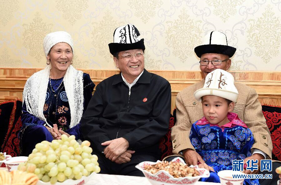 9月28日，中共中央政治局常委、全國政協(xié)主席、中央代表團團長俞正聲率中央代表團部分成員赴祖國最西端的新疆克孜勒蘇柯爾克孜自治州看望慰問各族干部群眾。這是俞正聲來到阿圖什市光明街道辦事處團結(jié)路社區(qū)看望柯爾克孜族居民。新華社記者 饒愛民 攝