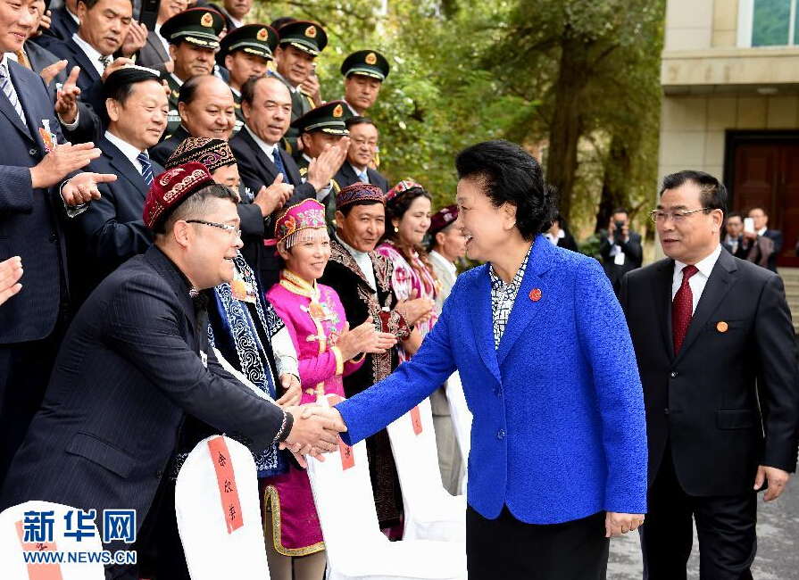 9月28日，中共中央政治局委員、國務(wù)院副總理、中央代表團(tuán)副團(tuán)長劉延?xùn)|率中央代表團(tuán)分團(tuán)赴阿克蘇地區(qū)、伊犁哈薩克自治州慰問，與各族干部群眾共度節(jié)日、共享歡樂。這是劉延?xùn)|接見伊犁黨政軍負(fù)責(zé)同志和各族各界人士、先進(jìn)模范、援疆干部代表等。新華社記者張領(lǐng)攝