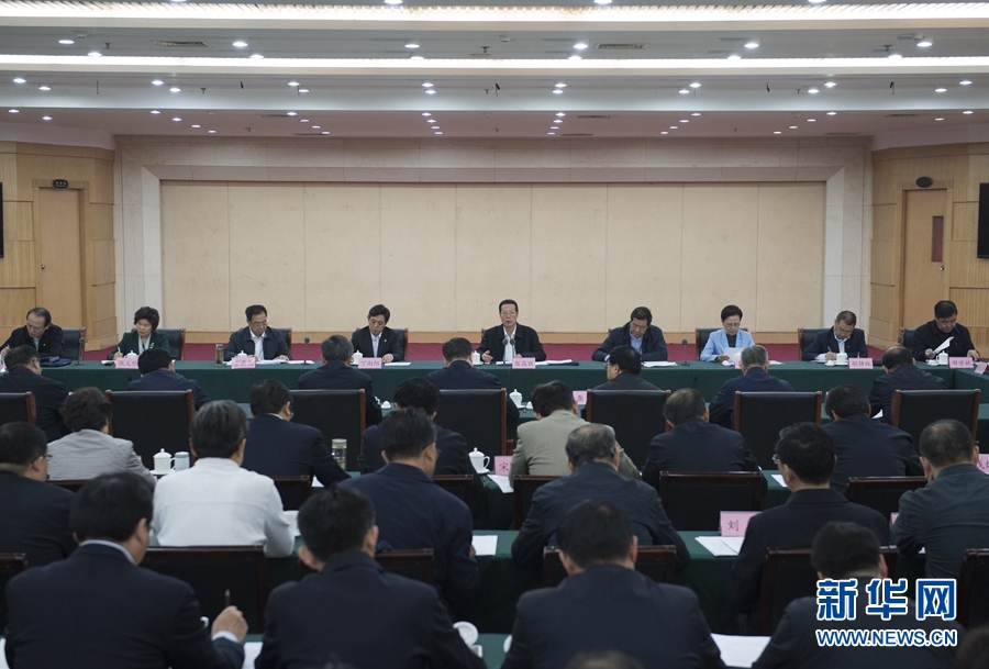 10月22日至23日，中共中央政治局常委、國(guó)務(wù)院副總理張高麗在山東調(diào)研扶貧工作情況。這是10月23日，張高麗在菏澤市主持召開(kāi)扶貧工作座談會(huì)。 新華社記者 王曄 攝