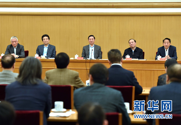 4月8日，中共中央政治局委員、中央書記處書記、中宣部部長劉奇葆在北京同講好中國故事專家學者、文化交流使者研討班學員座談。 新華社記者李濤 攝