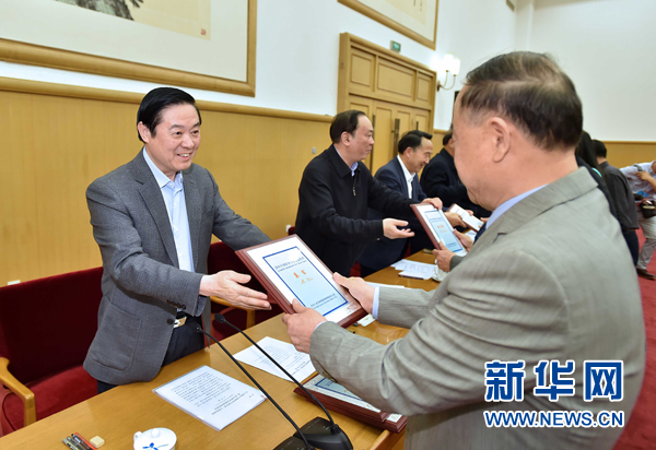 4月8日，中共中央政治局委員、中央書記處書記、中宣部部長劉奇葆在北京同講好中國故事專家學者、文化交流使者研討班學員座談。這是劉奇葆在座談會上向獲得講好中國故事文化交流使者稱號的代表頒發(fā)證書。新華社記者 李濤 攝