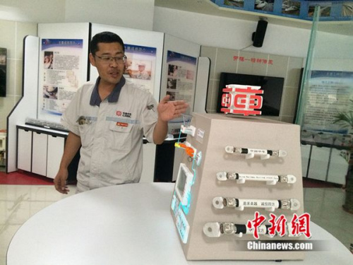 周勇在工作室介紹他制作的模型。中新網(wǎng) 邱宇 攝
