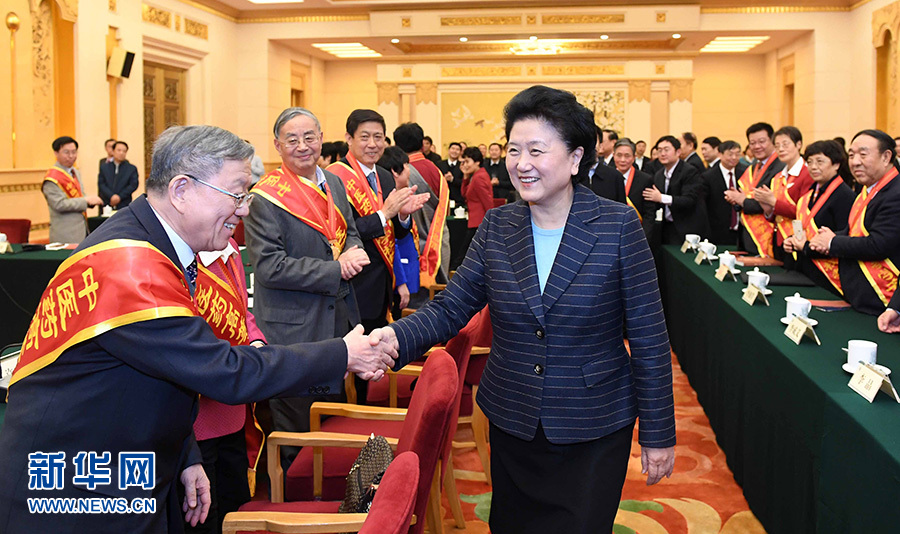 12月29日，中共中央政治局委員、國務院副總理劉延東在北京與中醫(yī)藥高等學校教學名師座談。這是座談會前，劉延東與獲得表彰的教師握手。新華社記者 張鐸 攝