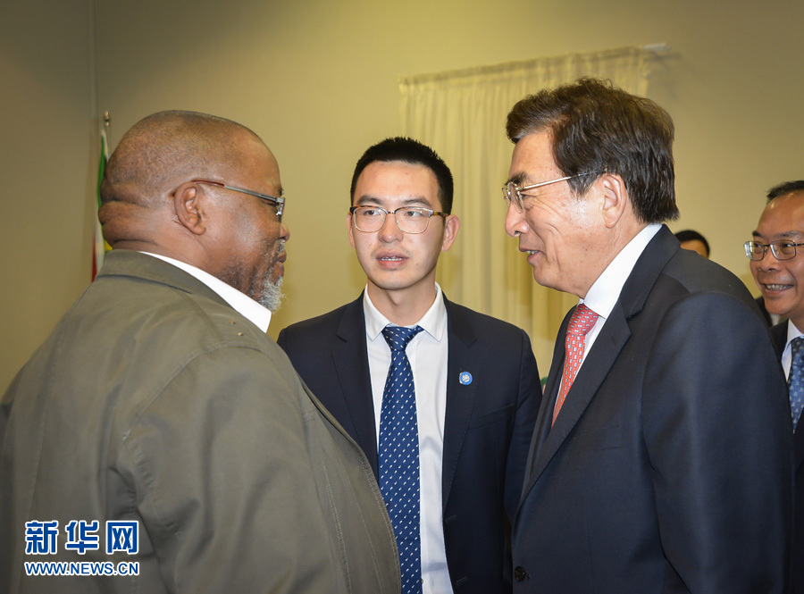 3月26日，中共中央政治局委員、北京市委書記郭金龍（前右）在南非約翰內(nèi)斯堡與執(zhí)政的南非非洲人國(guó)民大會(huì)總書記曼塔謝（前左）舉行工作會(huì)談。  新華社記者趙熙攝