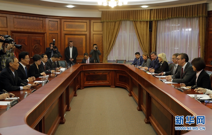 4月12日，塞爾維亞前進(jìn)黨主席、政府總理武契奇（右二）在貝爾格萊德會見中共中央政治局委員、中央黨的建設(shè)工作領(lǐng)導(dǎo)小組副組長張春賢（左二）。新華社發(fā)（普雷德拉格&middot;米洛薩夫列維奇攝）