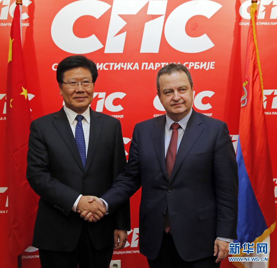 4月13日，中共中央政治局委員、中央黨的建設(shè)工作領(lǐng)導(dǎo)小組副組長張春賢（左）在塞爾維亞貝爾格萊德會見塞社會黨主席、政府第一副總理兼外長達(dá)契奇。新華社發(fā)（普雷德拉格&middot;米洛薩夫列維奇攝）