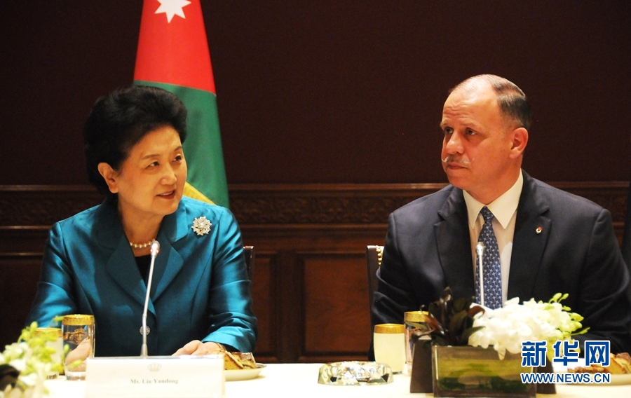 4月20日，在約旦首都安曼，約旦代國王費薩爾（右）會見中國國務(wù)院副總理劉延?xùn)|。 新華社記者林曉蔚攝