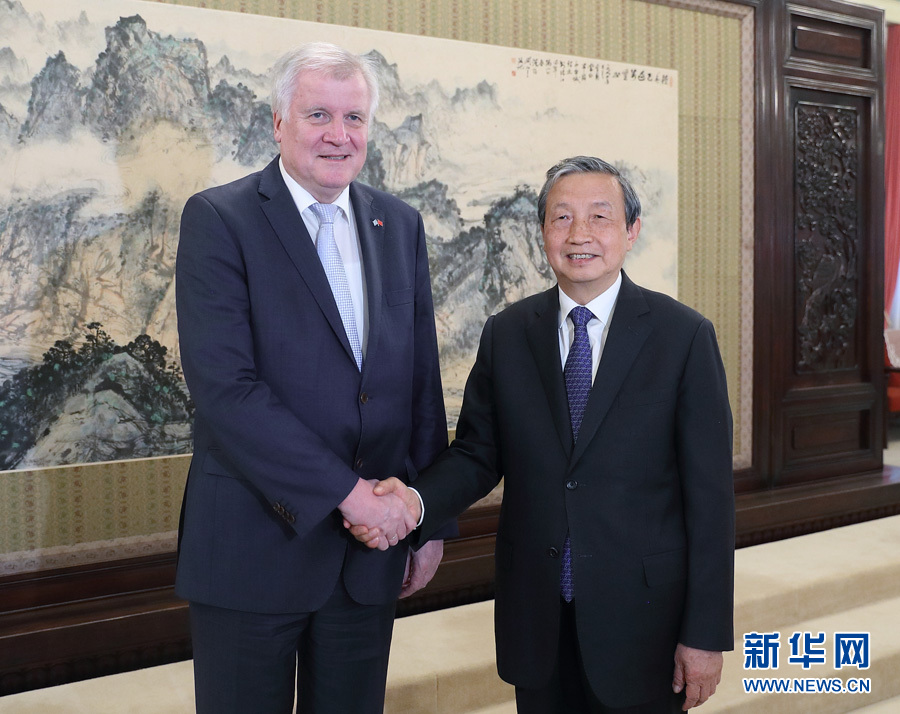 5月10日，國(guó)務(wù)院副總理馬凱在北京中南海紫光閣會(huì)見(jiàn)德國(guó)巴伐利亞州州長(zhǎng)、基社盟主席霍斯特&middot;澤霍費(fèi)爾一行。 新華社記者王曄攝