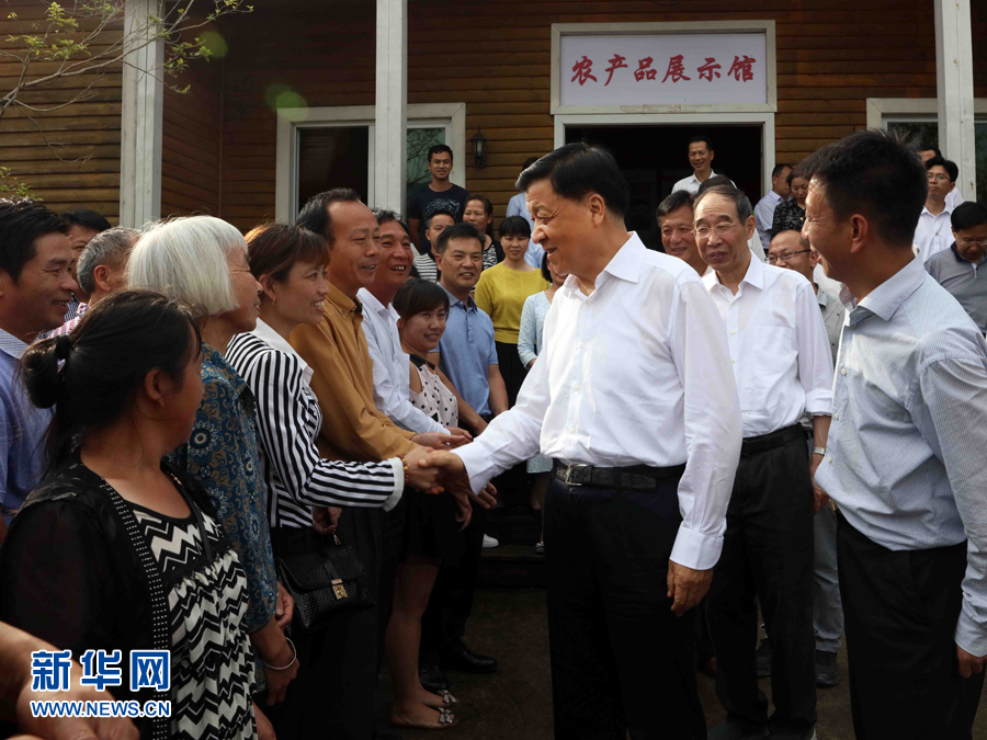 6月8日至10日，中共中央政治局常委、中央書記處書記劉云山在福建調(diào)研。這是6月9日，劉云山在周寧縣上洋村與村民親切交談。新華社記者 劉衛(wèi)兵 攝