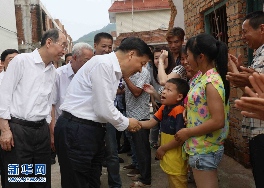 6月8日至10日，中共中央政治局常委、中央書記處書記劉云山在福建調(diào)研。這是6月9日，劉云山在福安市溪邳村走訪群眾家庭。新華社記者 劉衛(wèi)兵 攝