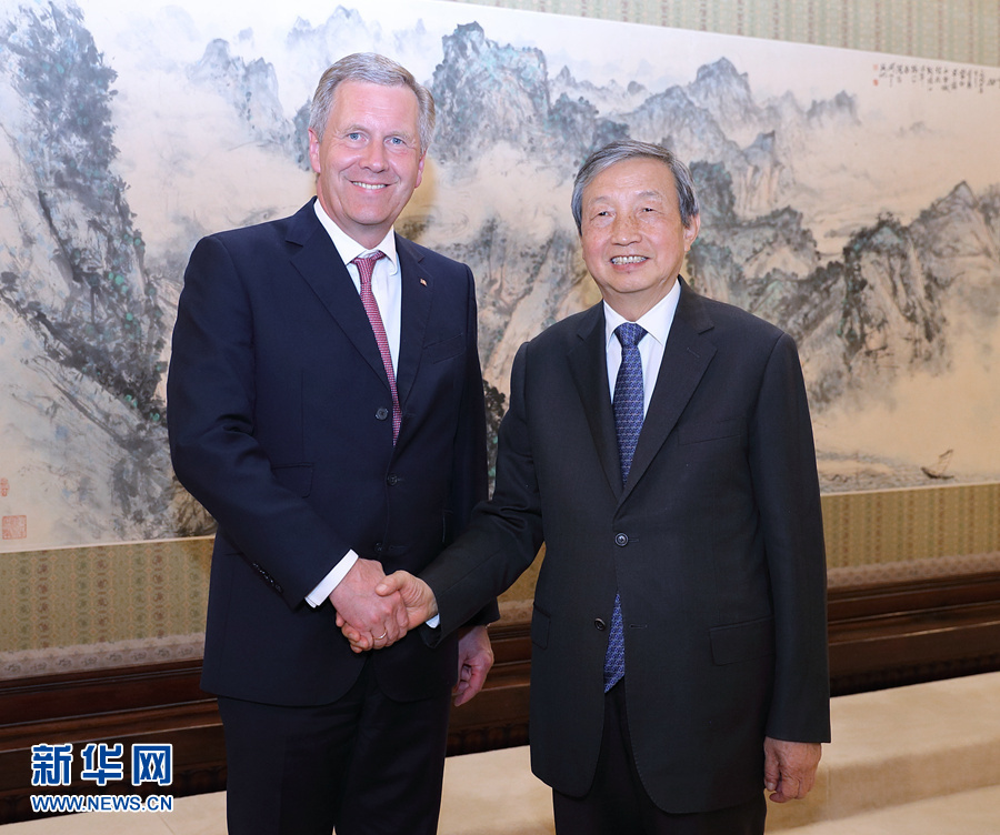 6月13日，國(guó)務(wù)院副總理馬凱在北京中南海紫光閣會(huì)見(jiàn)德國(guó)前總統(tǒng)、全球中小企業(yè)聯(lián)盟全球主席武爾夫。 新華社記者 王曄 攝 