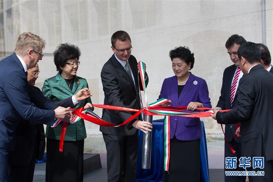 6月18日，在匈牙利布達(dá)佩斯，中國(guó)國(guó)務(wù)院副總理劉延?xùn)|在考察匈牙利塞梅爾維斯醫(yī)科大學(xué)時(shí)為健康學(xué)院新教學(xué)樓奠基。中國(guó)國(guó)務(wù)院副總理劉延?xùn)|18日在布達(dá)佩斯考察匈牙利塞梅爾維斯醫(yī)科大學(xué)并出席中匈中醫(yī)藥教育合作系列活動(dòng)。 新華社發(fā)（弗爾季&middot;奧蒂洛攝） 