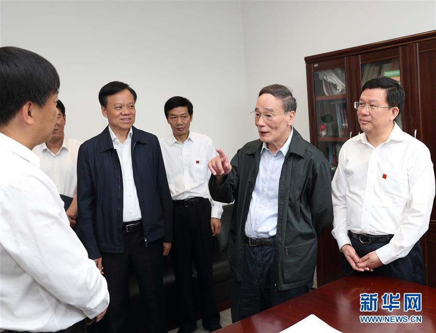 6月20日至22日，中共中央政治局常委、中央紀(jì)委書記王岐山在貴州省檢查紀(jì)檢監(jiān)察工作。這是6月21日，王岐山在省紀(jì)委與紀(jì)檢監(jiān)察干部親切交流。新華社記者 王曄 攝