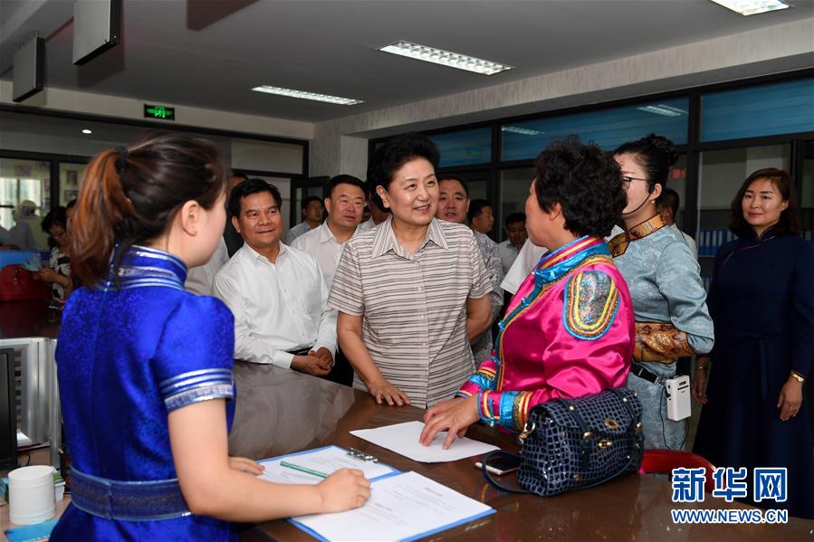 6月25日，全國(guó)民族團(tuán)結(jié)進(jìn)步創(chuàng)建經(jīng)驗(yàn)交流現(xiàn)場(chǎng)會(huì)在內(nèi)蒙古興安盟召開，中共中央政治局委員、國(guó)務(wù)院副總理劉延?xùn)|出席會(huì)議并講話。在內(nèi)蒙古期間，劉延?xùn)|考察內(nèi)蒙古人民代表會(huì)議舊址即&ldquo;五一會(huì)址&rdquo;，深入社區(qū)看望各族干部群眾。這是劉延?xùn)|在興安盟科右前旗興科社區(qū)與群眾交談。新華社記者 陳曄華 攝