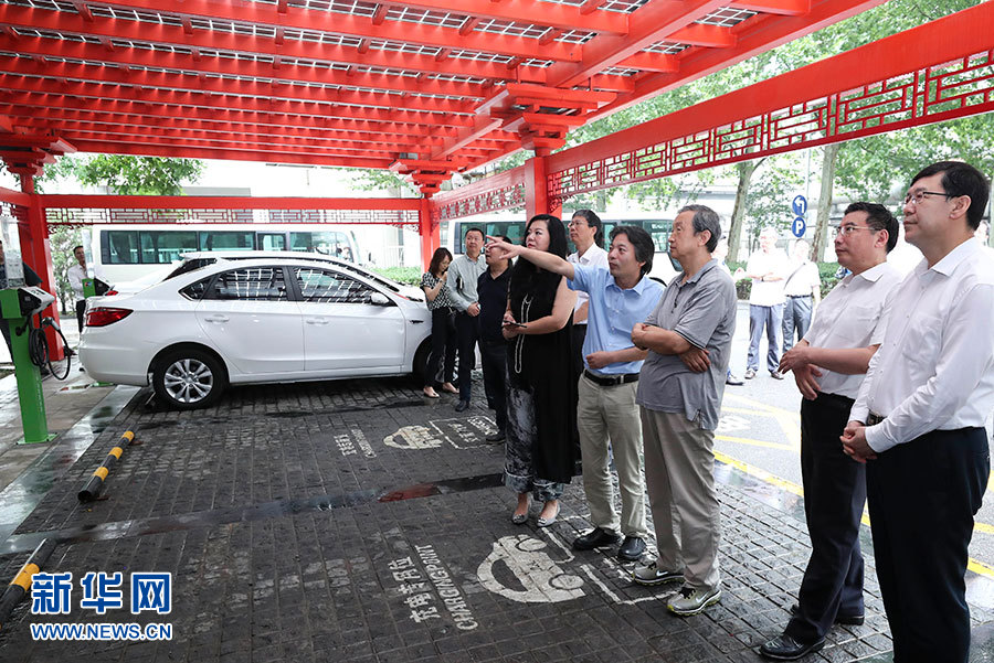 近日，中共中央政治局委員、國(guó)務(wù)院副總理馬凱在北京調(diào)研新能源汽車產(chǎn)業(yè)發(fā)展。這是7月4日，馬凱在北京深入新能源汽車充換電設(shè)施、充電服務(wù)平臺(tái)、分時(shí)租賃等單位調(diào)研。新華社記者 龐興雷 攝