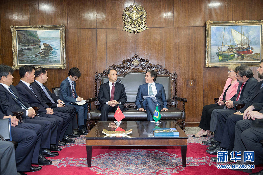 7月11日，在巴西首都巴西利亞，中共中央書記處書記、全國政協(xié)副主席杜青林（中左）會(huì)見巴西參議院議長歐尼西奧&middot;奧利維拉（中右）。新華社記者李明攝